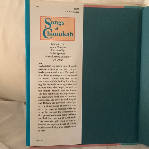 MINT CHILDREN’S CHANUKAH BOOK - Picture 2 of 9